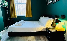 Unique Studio Flat In City 1110